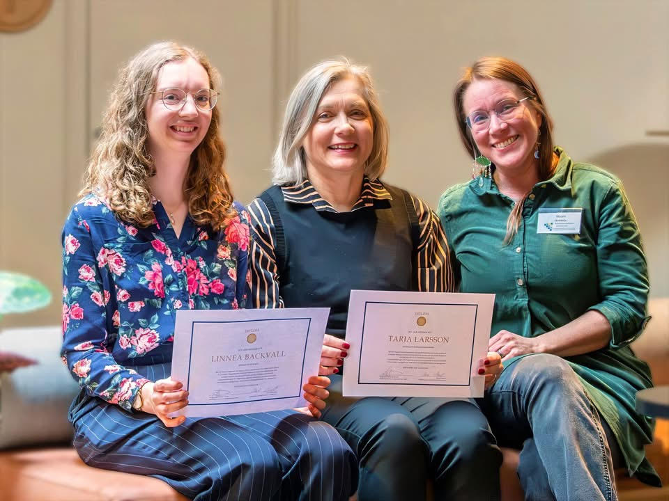Uppsatstävlingens vinnare Linnéa Backvall, Tarja Larsson som tog emot Uppsatstävlingen vinnare Linnéa Backvall, Tarja Larsson som togh emot hedersomnämnandet och delegationens Maarit Jaakkola. Foto Kai Kangassalo